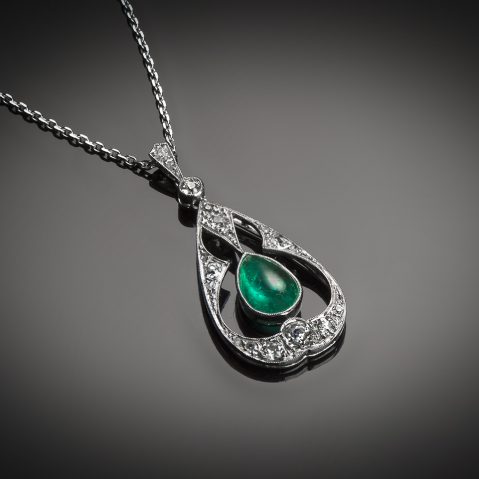 Pendentif émeraude cabochon diamants Art Déco (vers 1930)