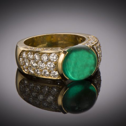 Bague émeraude cabochon (5,12 carats) vers 1970