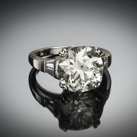 Diamond ring (6.24 carat – certificate) platinum