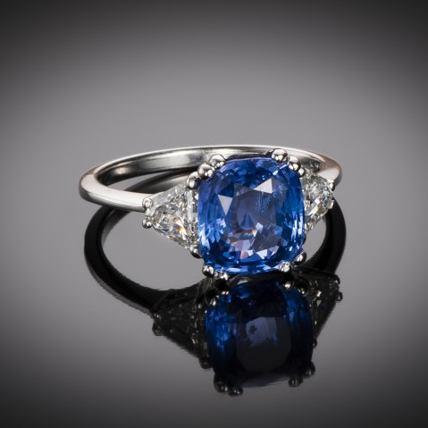 Natural sapphire ring (3.78 carats – CGL certificate) triangle diamonds (1 carat)
