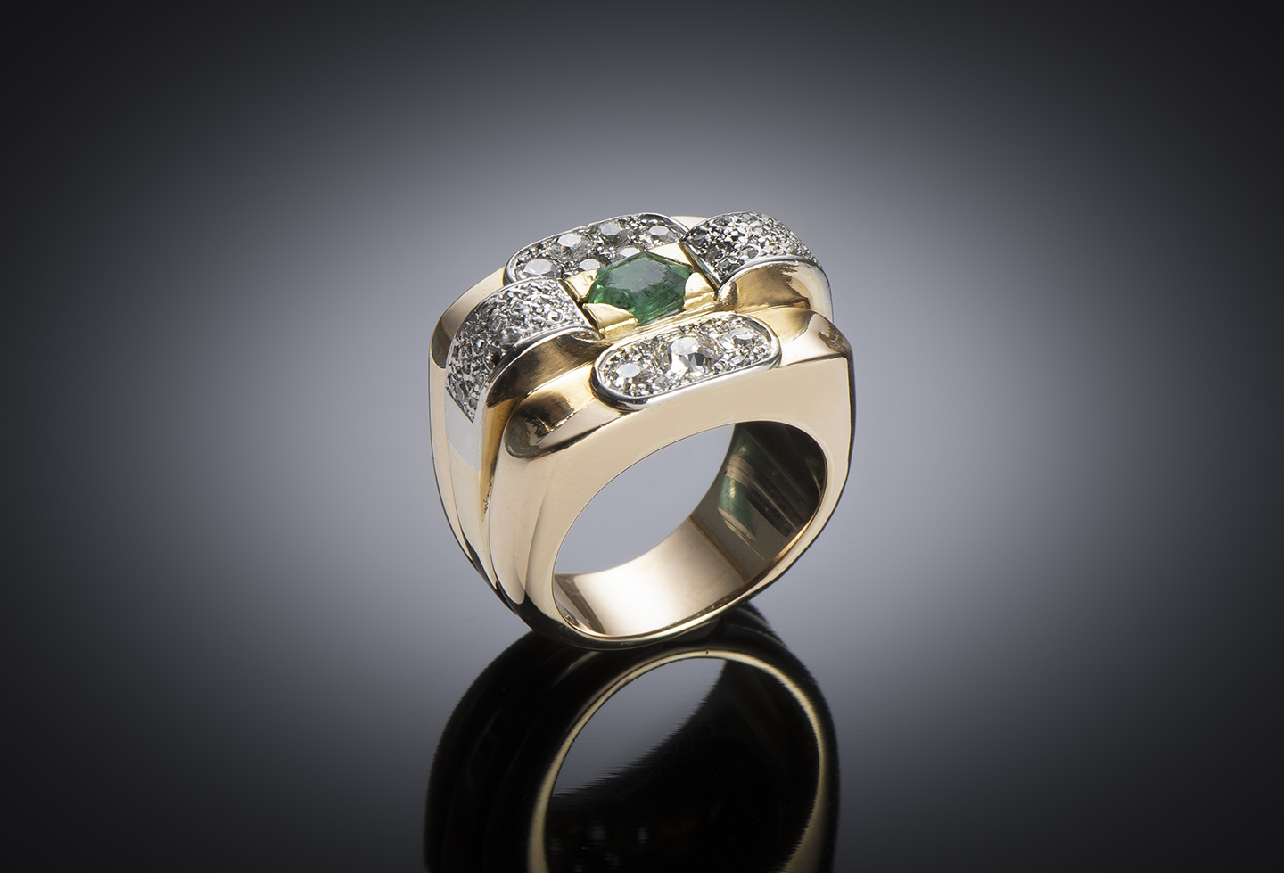 French ring emerald and diamonds circa 1940-1