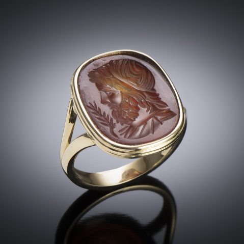 Ring with an antique intaglio depicting Esculape, god of medicine and health (Roman period, 1st – 3rd century AD)