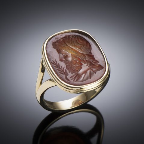 Ring with an antique intaglio depicting Esculape, god of medicine and health (Roman period, 1st – 3rd century AD)