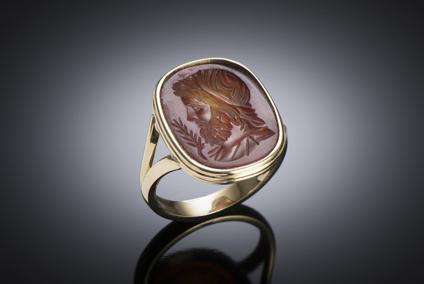 Ring with an antique intaglio depicting Esculape, god of medicine and health (Roman period, 1st – 3rd century AD)-1