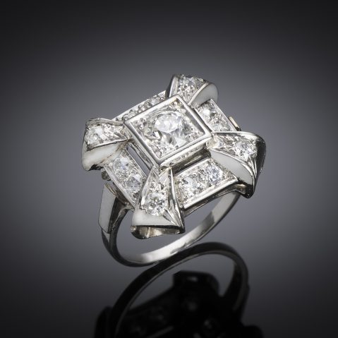 Art Deco diamond ring (2 carats, center 1 carat)