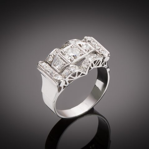 Modernist ring around 1935 diamonds (1.5 carat)