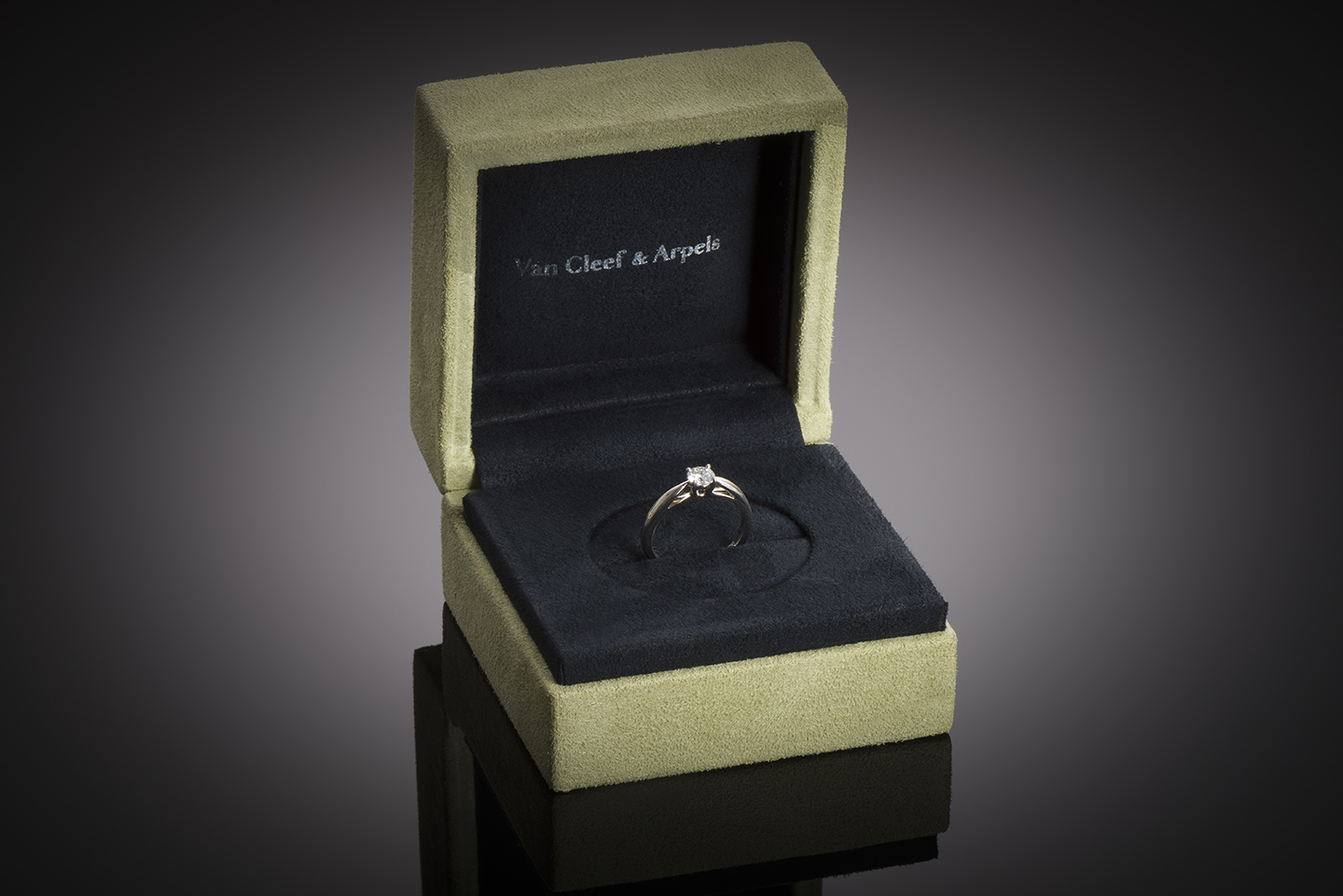 Van Cleef & Arpels diamond solitaire in platinum accompanied by a GIA certificate (E VVS2), box and original documents-2