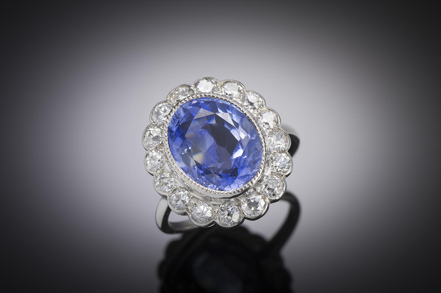 Unheated sapphire (9.75 carats, laboratory certificate) and diamond ring. French work circa 1930.-1