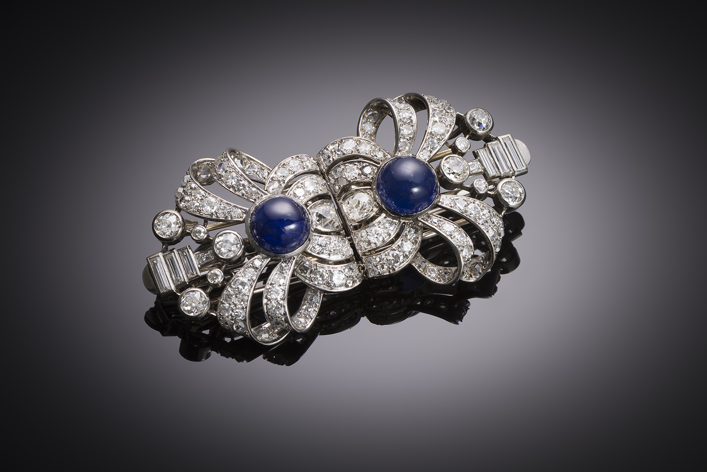 Important double-clip brooch, platinum, 2 unheated Burmese sapphires of 4.8 and 4.5 carats (laboratory certificate) and diamonds, 2.80 carats. Art Deco circa 1930.-1