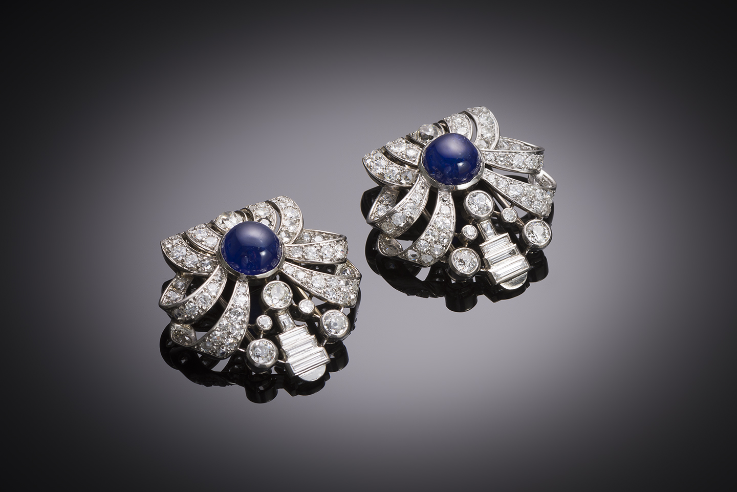 Important double-clip brooch, platinum, 2 unheated Burmese sapphires of 4.8 and 4.5 carats (laboratory certificate) and diamonds, 2.80 carats. Art Deco circa 1930.-2