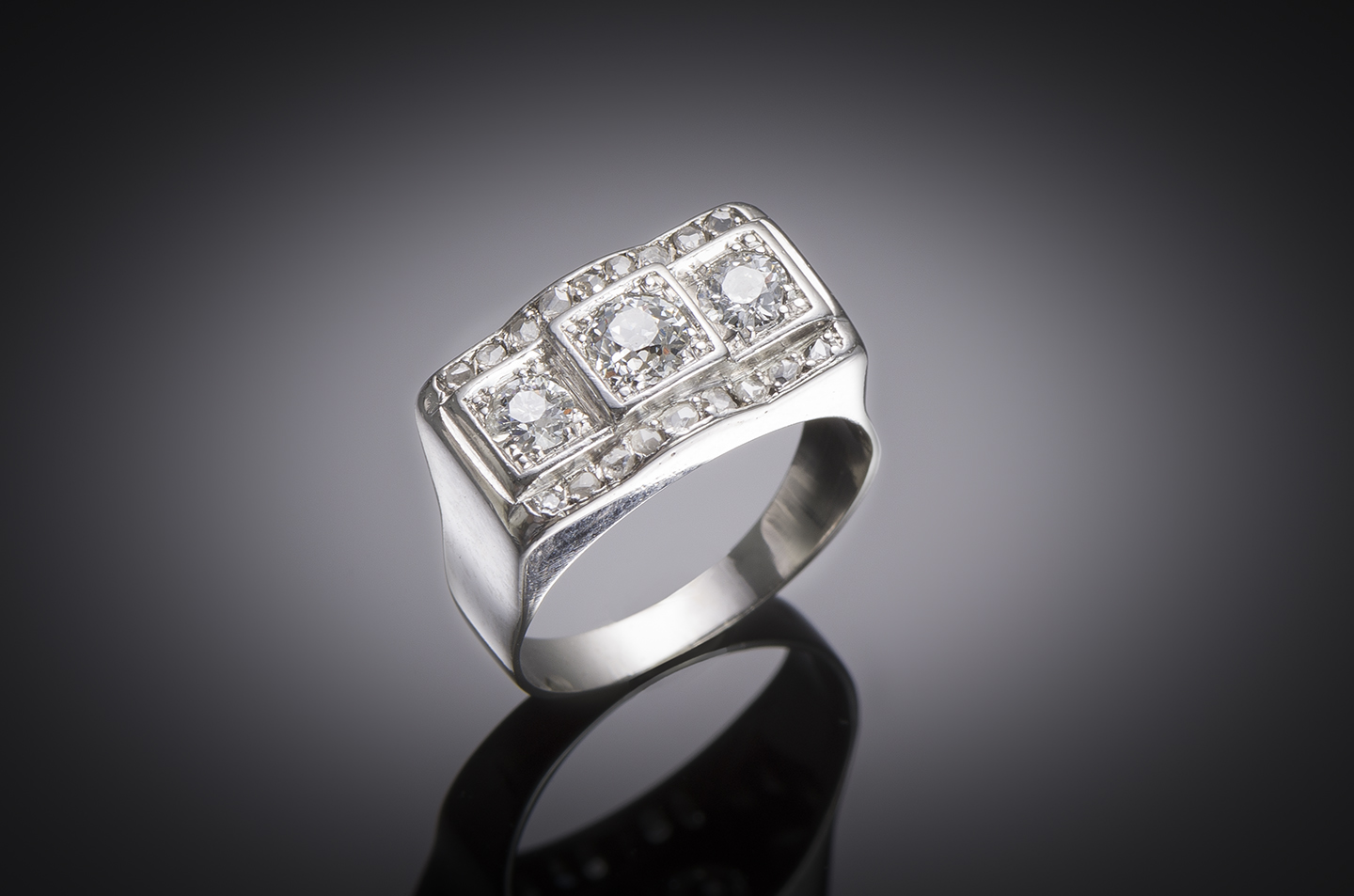Modernist diamond ring circa 1935-1