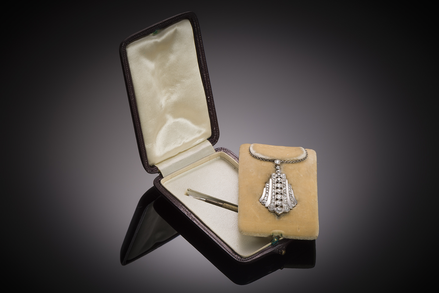 French Art deco diamond pendant convertible in brooch accompanied by its box and accessory-3