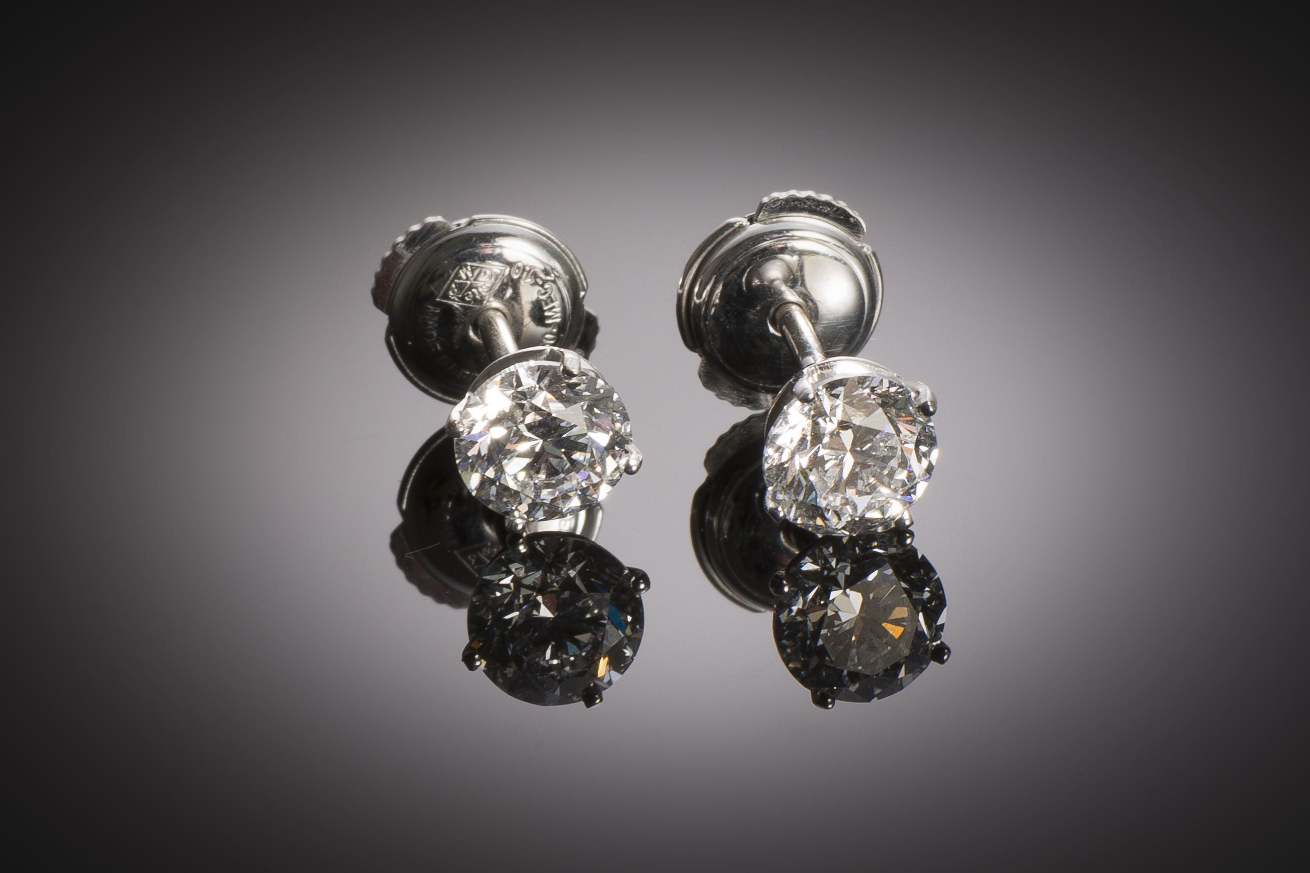 Diamond earrings (1.80 carat – GIA certificates – Exceptional white)-1