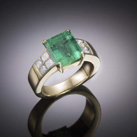 Colombian emerald 4.26 carats (laboratory certificate) and diamond ring