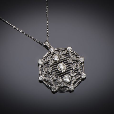 Large pendant, circa 1920, with diamonds (2.80 carats, center 1.10 carat), diameter 3.9 cm