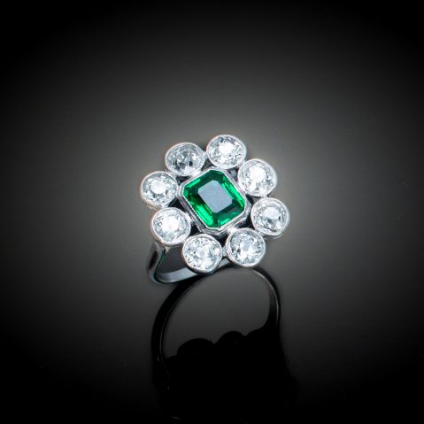 Art Deco ring with intense green Colombian emerald (examination by the French Gemmological Laboratory) and diamonds in platinum