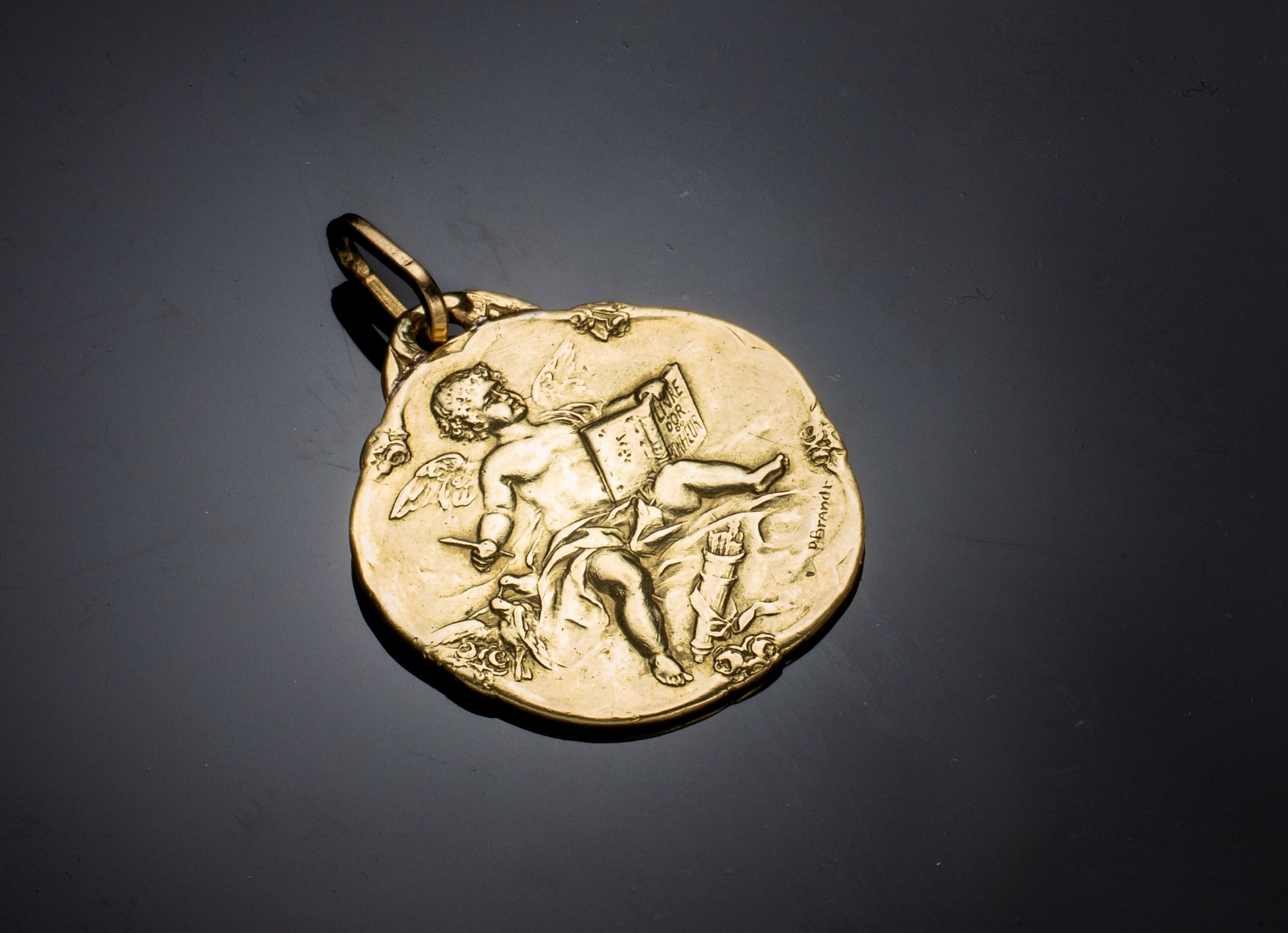 An extremely rare gold medal by Paul Brandt, depicting an angel holding the « Golden Book of Happiness, » with the inscription on the reverse: « O! Golden page, forever fix the… »-1