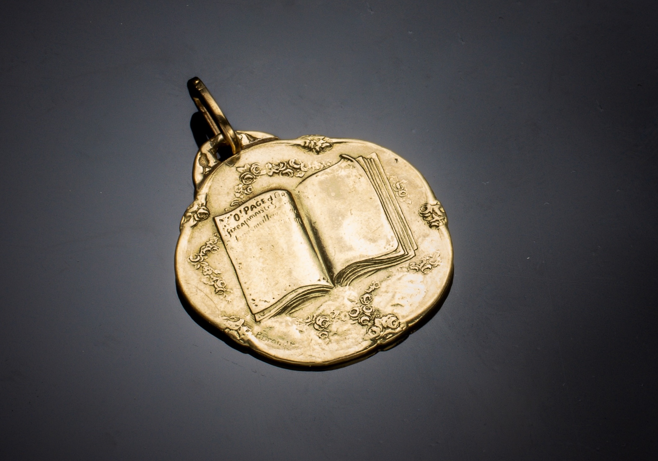 An extremely rare gold medal by Paul Brandt, depicting an angel holding the « Golden Book of Happiness, » with the inscription on the reverse: « O! Golden page, forever fix the… »-2