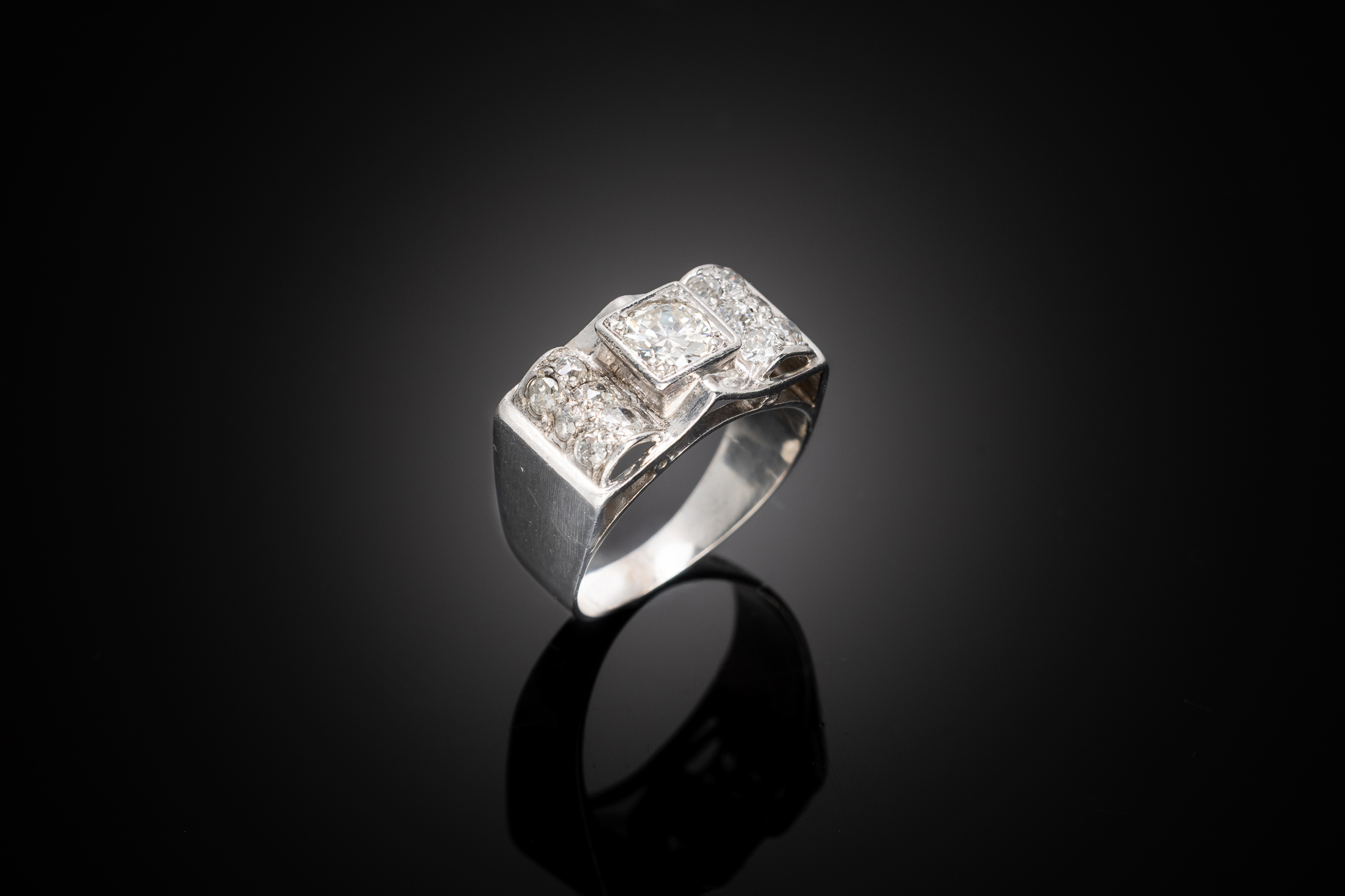 French modernist diamond ring, circa 1935-1