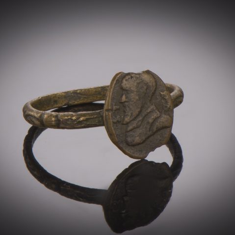 Décryptage d’une bague ancienne : Bague de ligueur fin XVIe siècle avec le profil du duc de guise