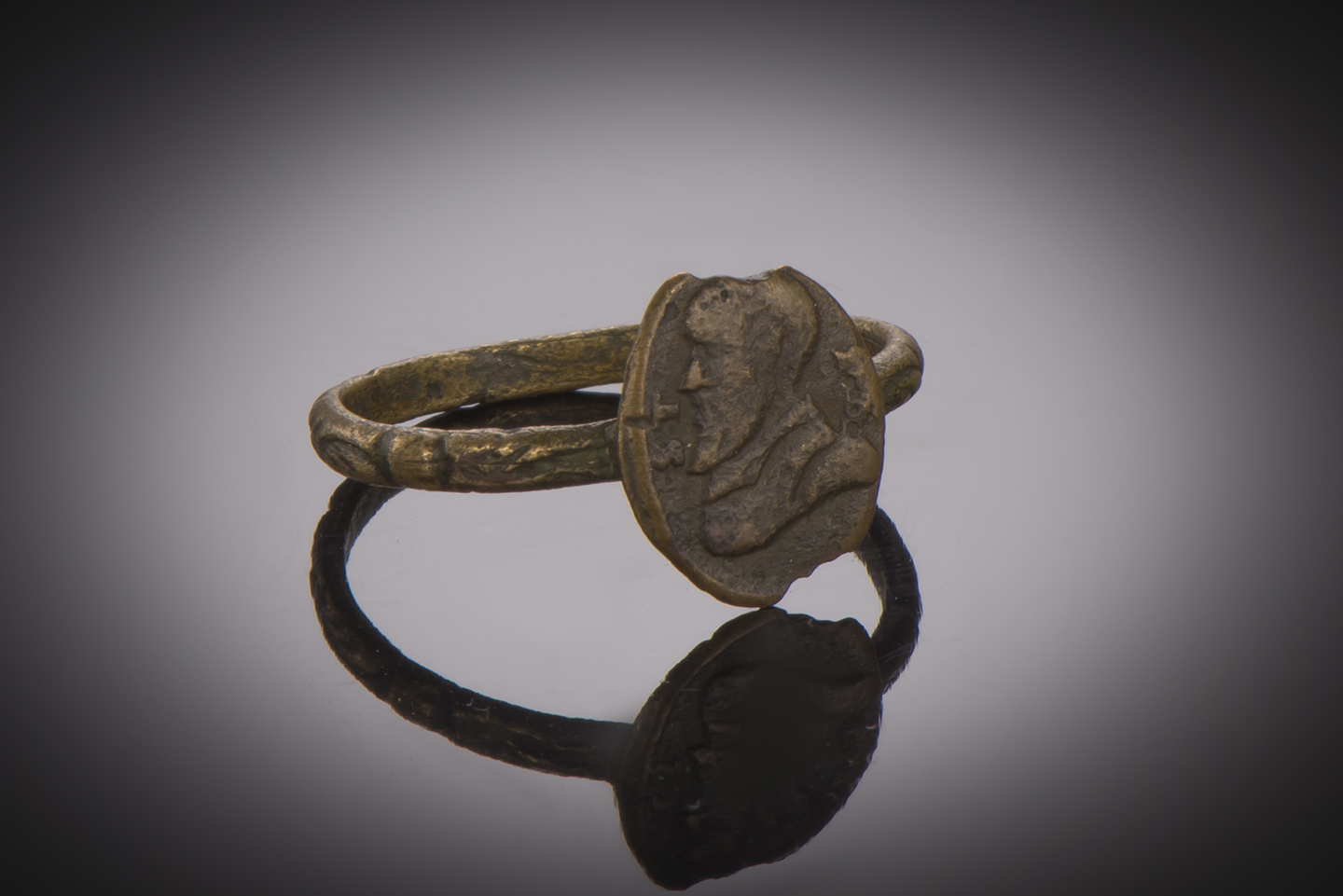 Décryptage d’une bague ancienne : Bague de ligueur fin XVIe siècle avec le profil du duc de guise