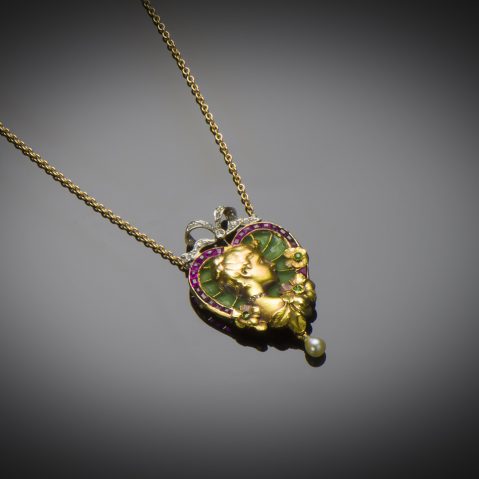 Pendentif émaillé et sa chaîne Art nouveau (vers 1900)