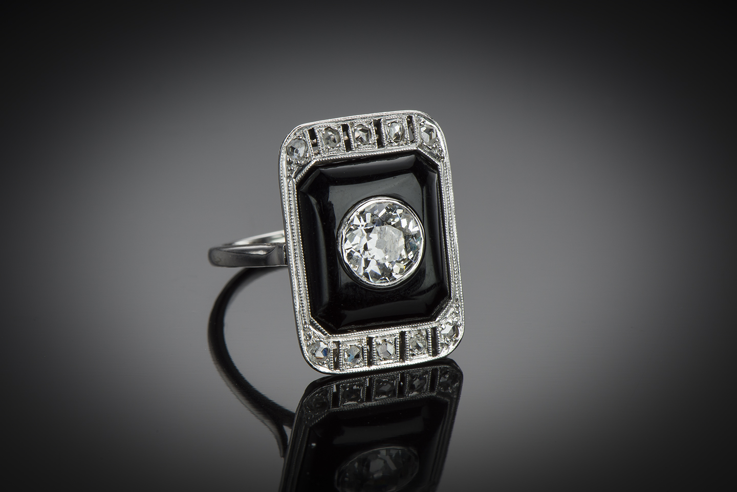 Décryptage : Bague ancienne Art Déco vers 1930 diamants onyx sur platine