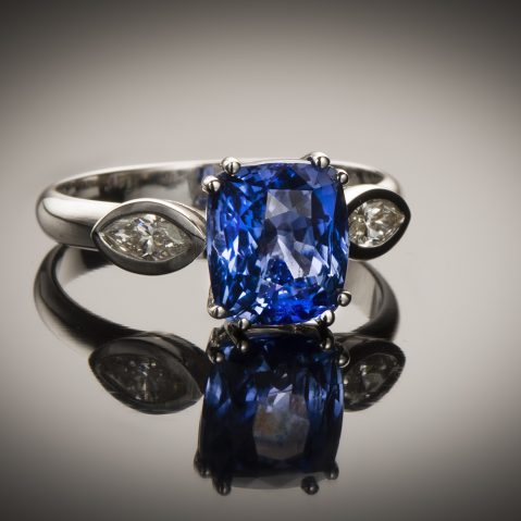 Bague saphir coussin naturel bleu intense (3,49 carats – Certificat CGL) diamants