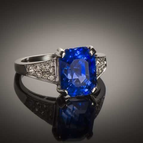 Bague saphir naturel bleu intense (5,74 carats – Certificat LFG) diamants