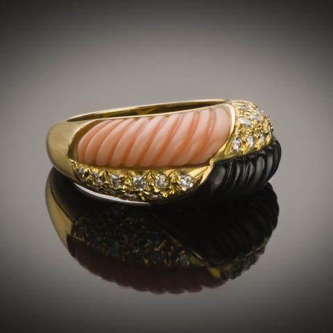 Bague corail onyx diamants vers 1970
