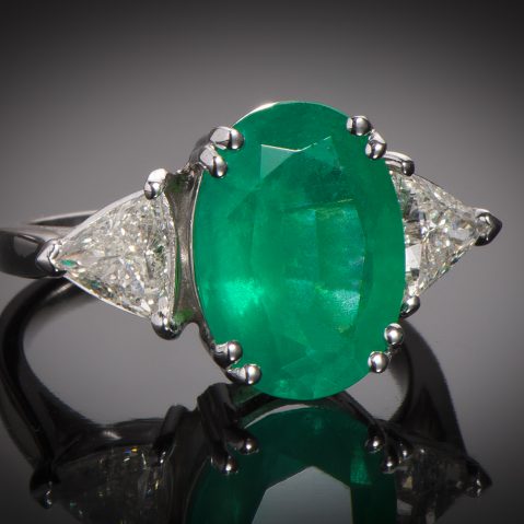 Bague émeraude vert intense (4,56 carats – Certificat CGL) diamants