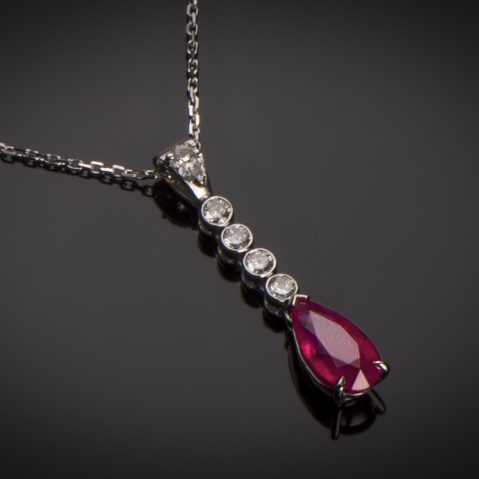 Pendentif rubis birman rouge intense (2,60 carats – Certificat Carat Gem Lab) diamants