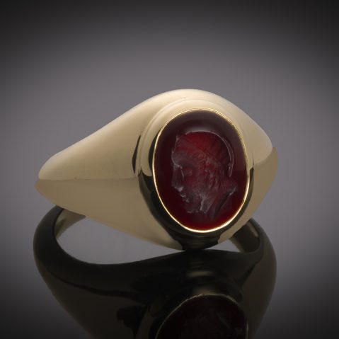Bague intaille romaine grenat profil d’un dignitaire (IIe – IIIe siècle après J.-C.)