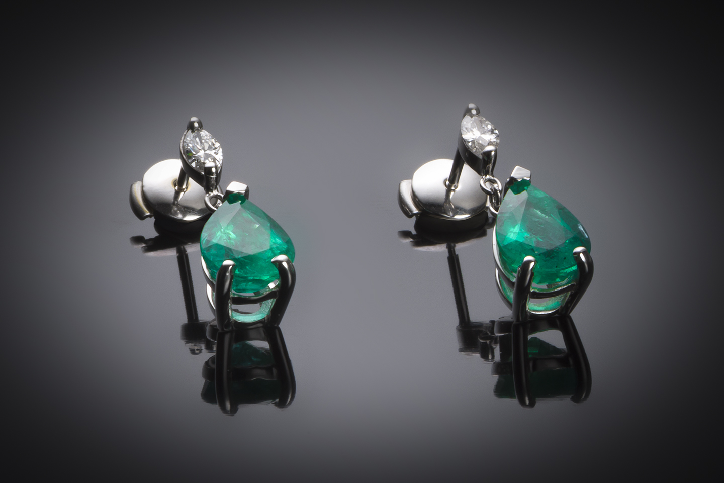Boucles d’oreilles émeraudes vert intense 3,48 carats (certificat CGL) diamants-1