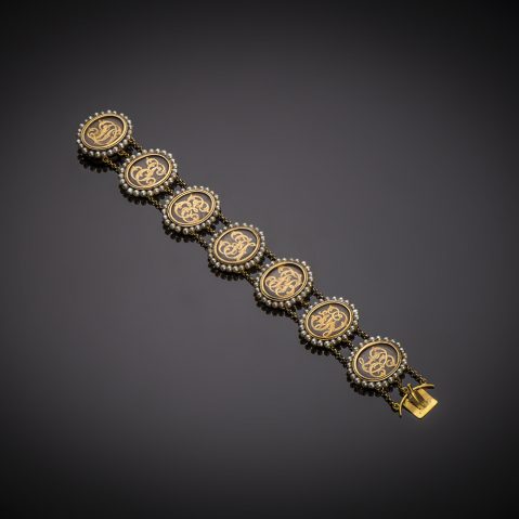 Bracelet vers 1840 formé de médaillons monogrammés en cheveux entourage perles fines