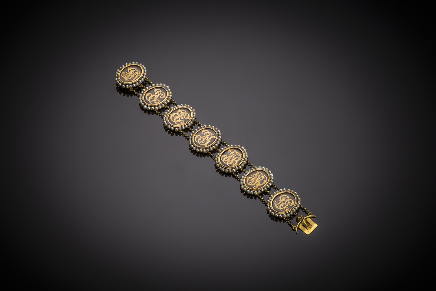 Bracelet vers 1840 formé de médaillons monogrammés en cheveux entourage perles fines-1
