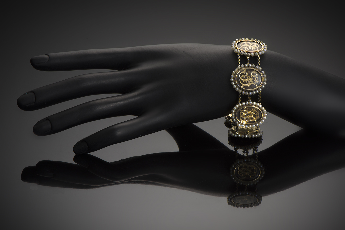Bracelet vers 1840 formé de médaillons monogrammés en cheveux entourage perles fines-2