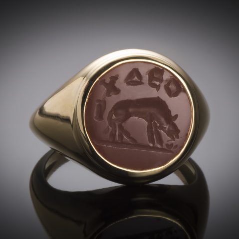 Bague intaille romaine figurant un loup (IIe – IIIe siècle après J.-C.)
