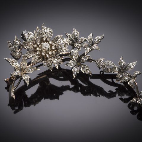 Grande broche « Trembleuse » à décor de fleurs d’églantier entièrement sertie de diamants (longueur 12 cm) – Epoque Napoléon III