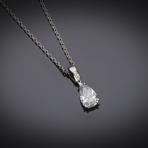 Pendentif et sa chaine diamant poire (1,02 carat – certificat LFG ESI1)