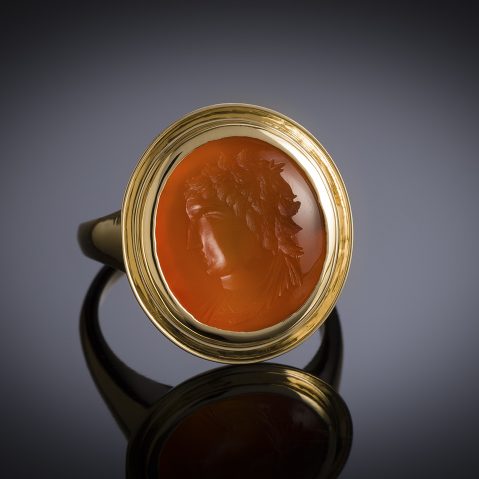 Bague intaille sur cornaline figurant un profil masculin à l’antique