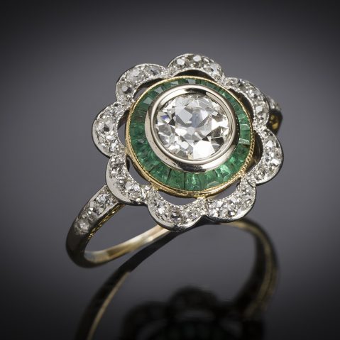 Bague vers 1925 diamants (1,20 carat) émeraudes calibrées