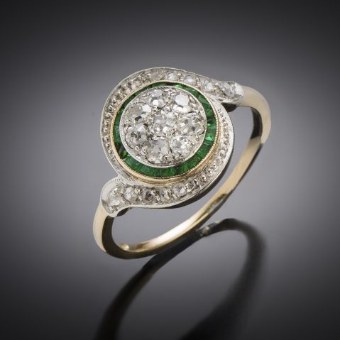 Bague « tourbillon » diamants émeraudes calibrées