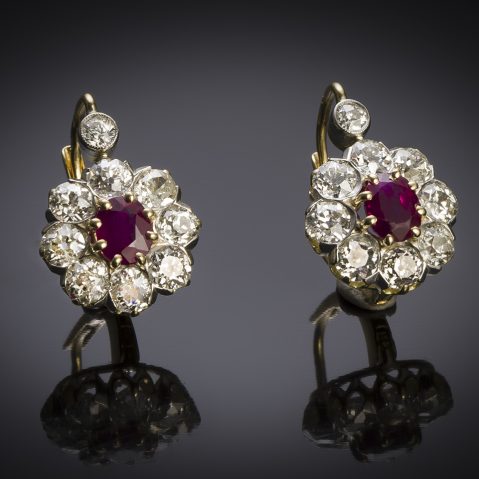 Boucles d’oreilles fin XIXe siècle rubis birmans (1,30 carat) diamants (1,70 carat)