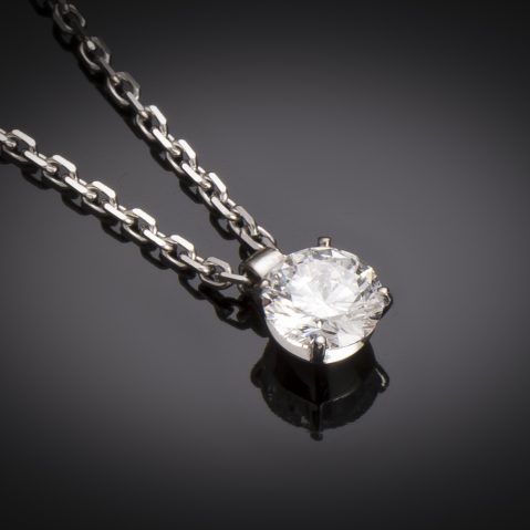 Pendentif et sa chaine diamant brillant (0,69 carat – D VS2 certificat du GIA)