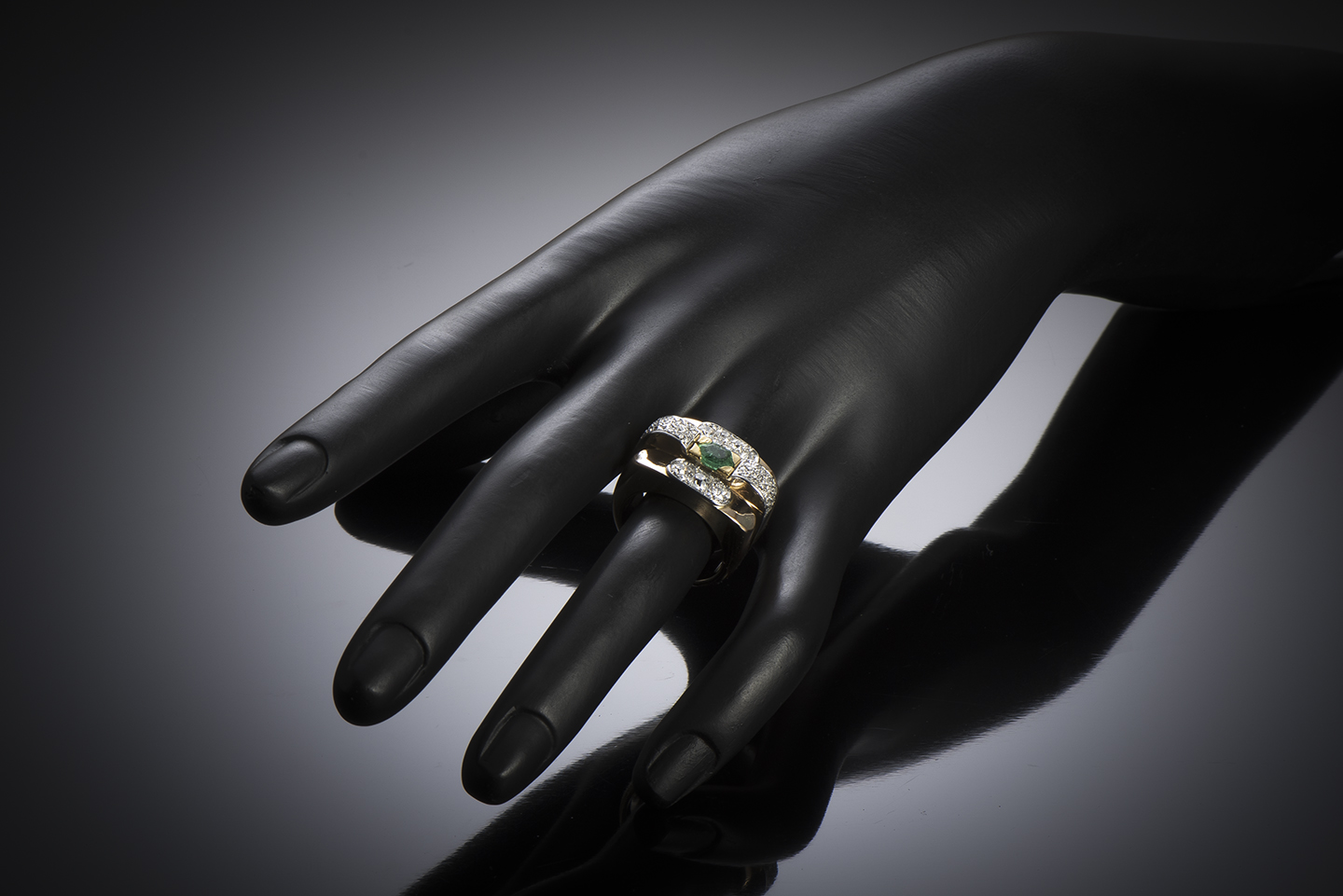 Bague « Tank » vers 1940 émeraude et diamants-2