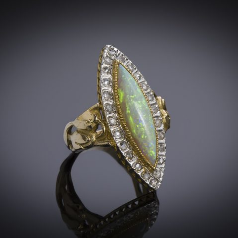 Bague marquise opale diamants XIXe siècle (longueur : 3,10 cm)