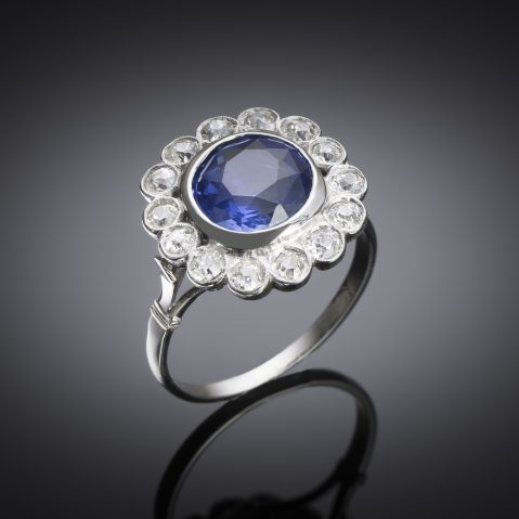 Bague Art déco vers 1930, saphir naturel non chauffé bleu intense de 3,47 carats (certificat laboratoire) et diamants taille ancienne