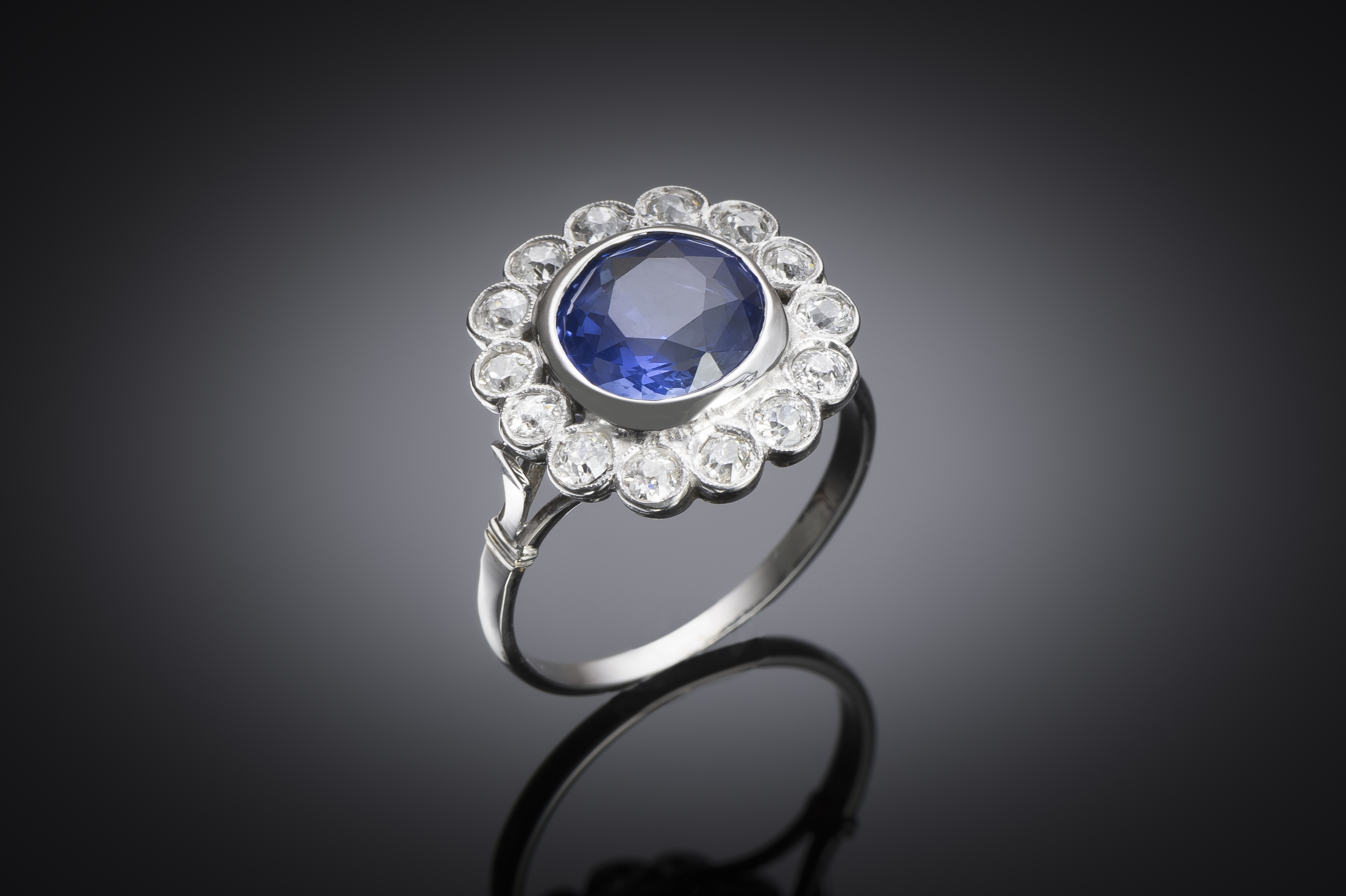 Bague Art déco vers 1930, saphir naturel non chauffé bleu intense de 3,47 carats (certificat laboratoire) et diamants taille ancienne-1
