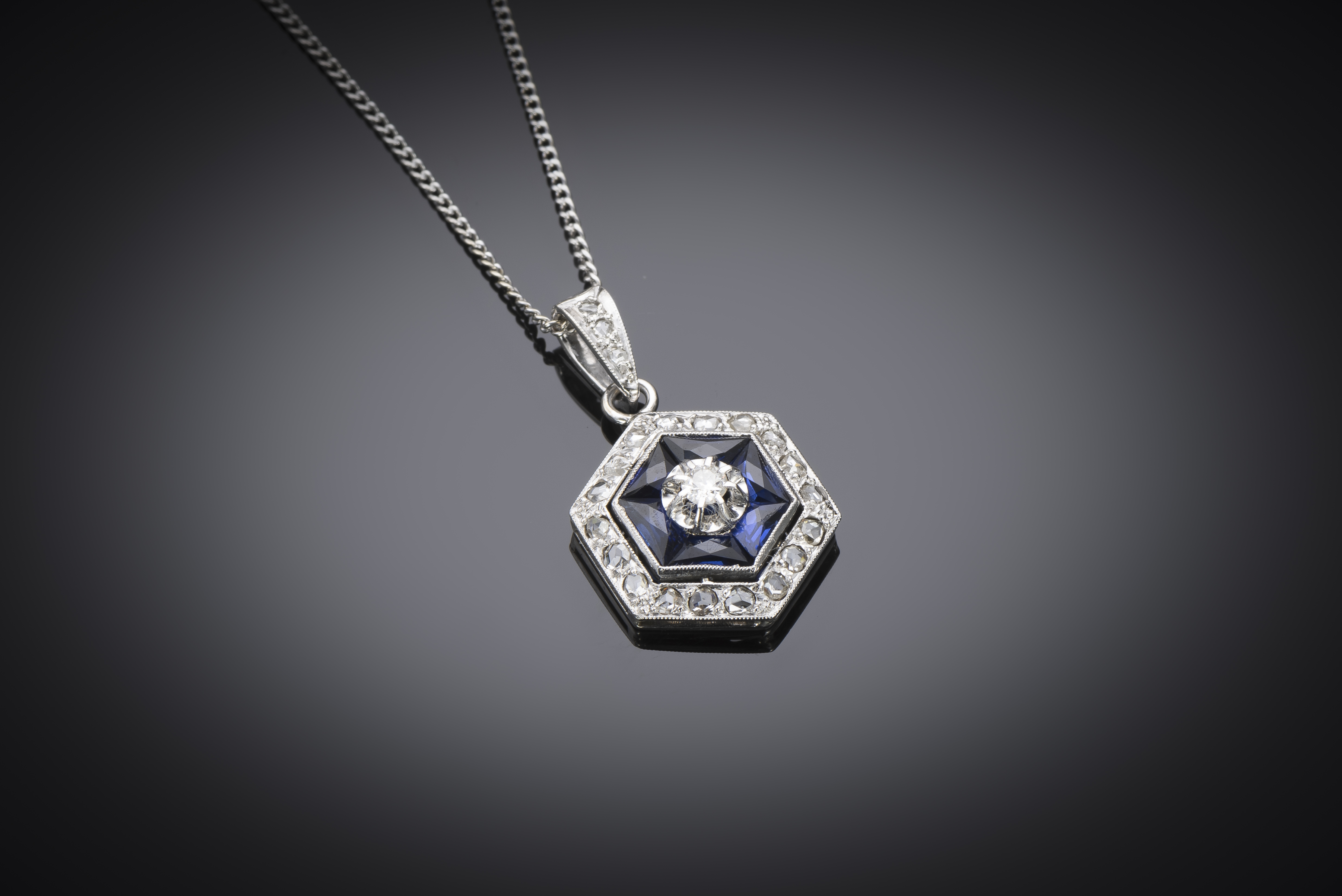 Pendentif Art déco et sa chaîne diamants saphirs calibrés
